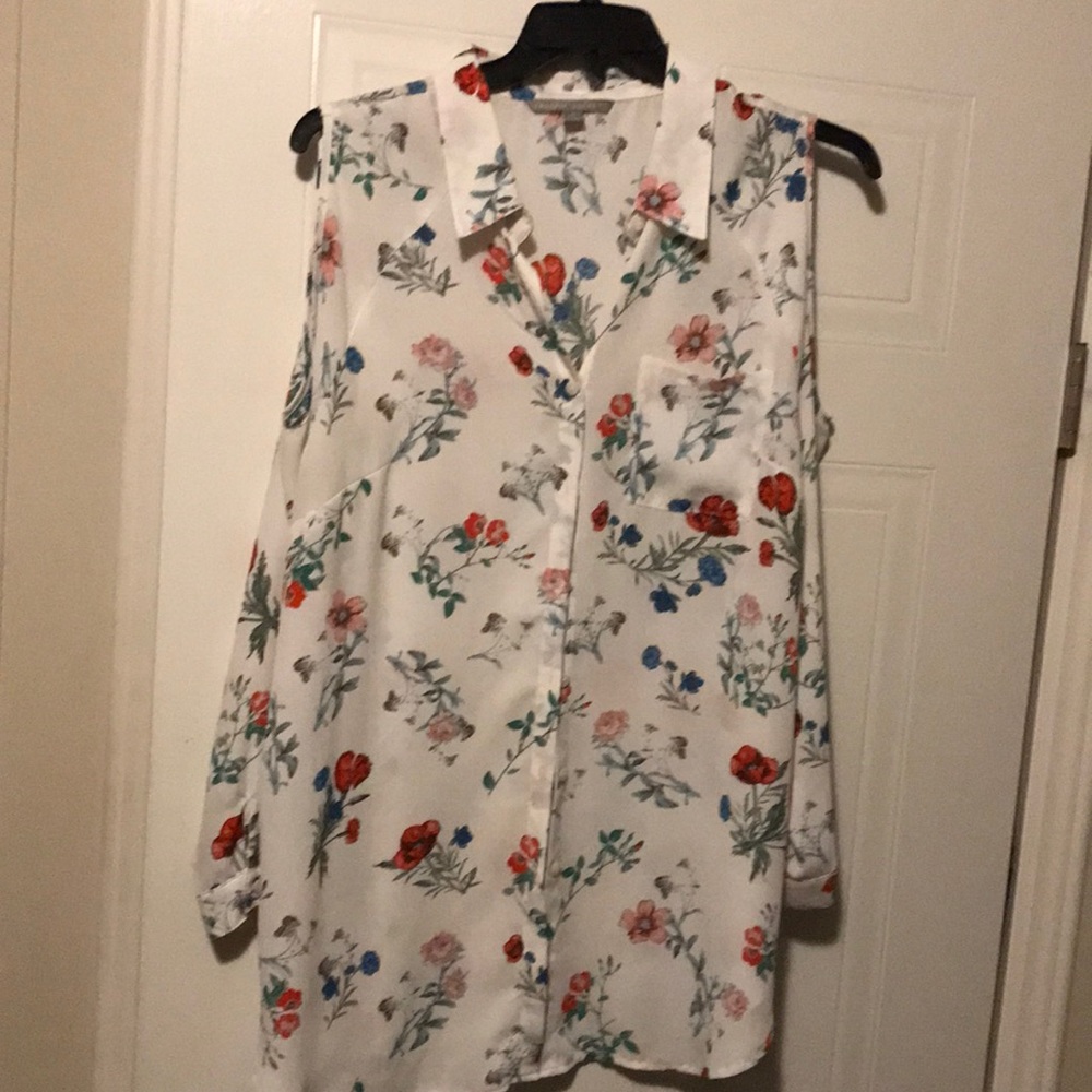 Valerie Stevens Xl cold shoulder long sleeve white with a floral print.